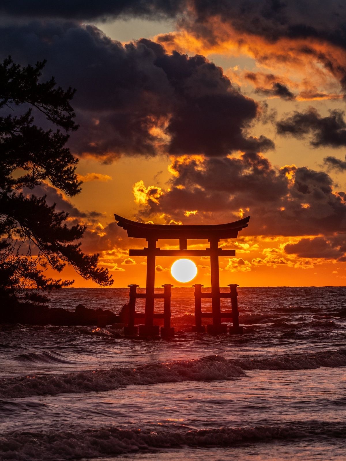 夕日の海に立つ鳥居